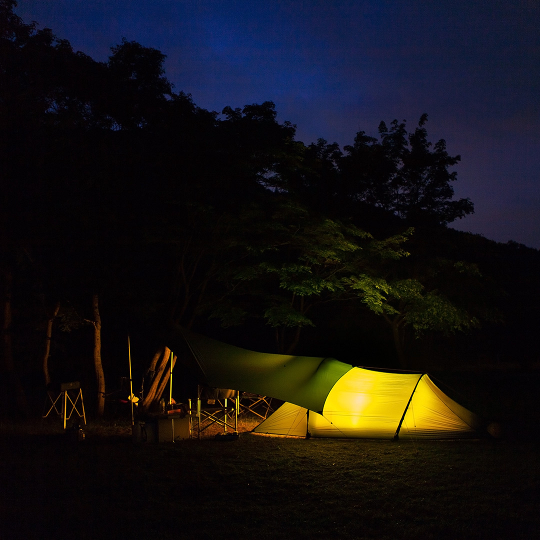 ヒルバーグのテントを夜に撮影