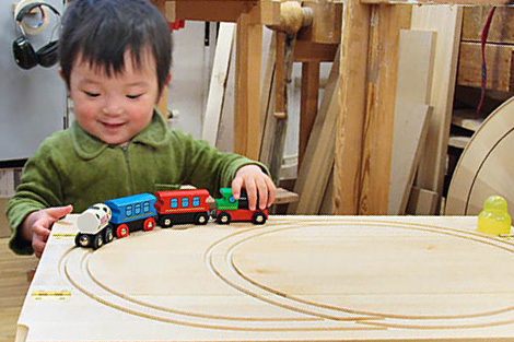 ブリオの機関車で遊ぶ息子