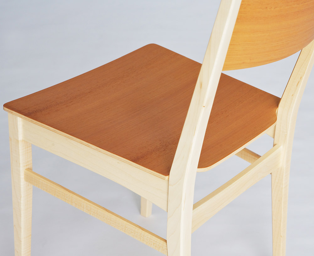 マホガニーと楓の椅子の成形合板の座面
