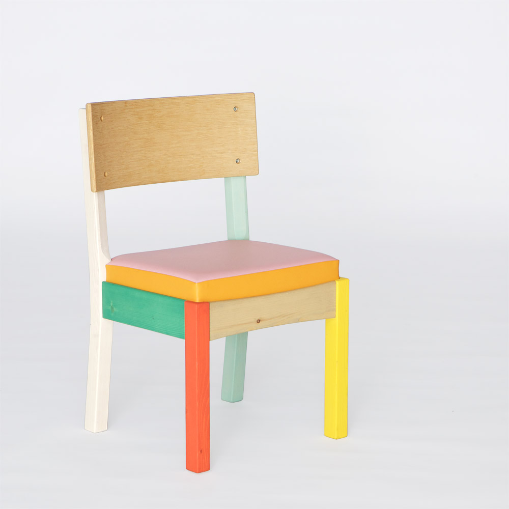 部材ごとに色が異なる子供椅子
