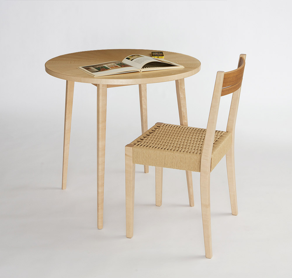 小さな丸テーブルと椅子