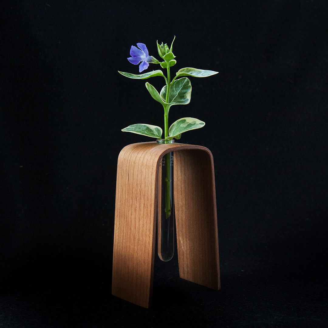 小さな木の花瓶