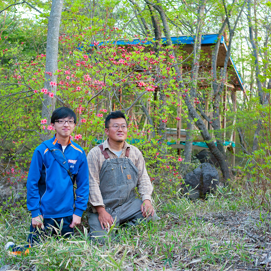 小屋作りをした親方と一緒に