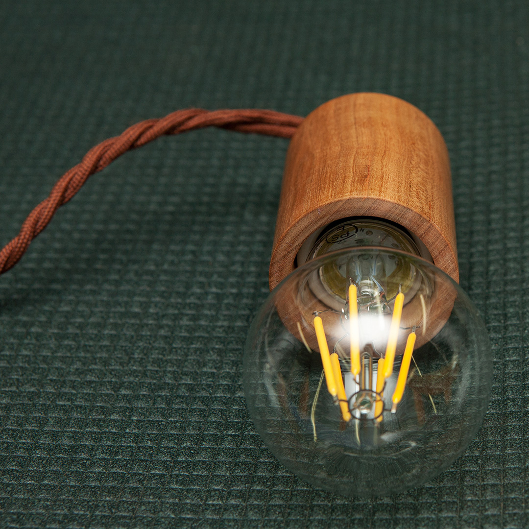 LED電球を用いた木の照明
