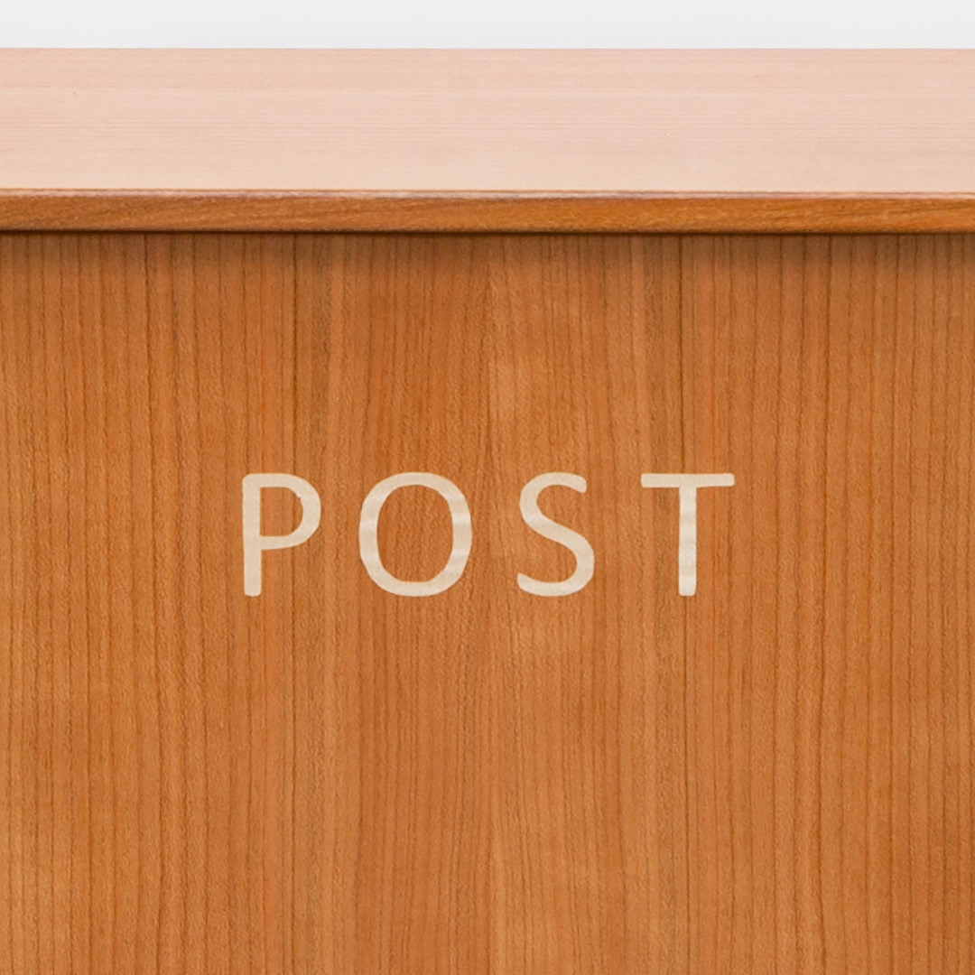 木の郵便ポスト