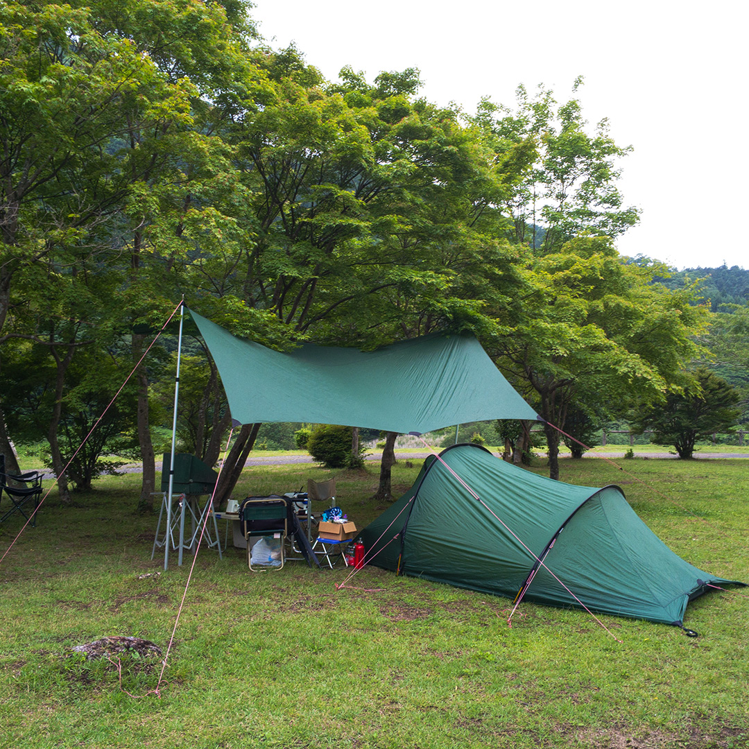 タープ上の水は後ろへ上手に流れるように