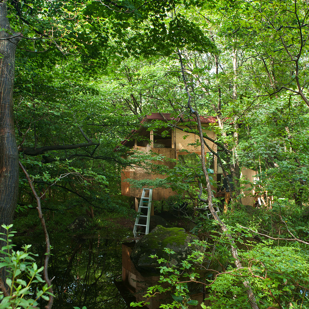 庭で小屋作り