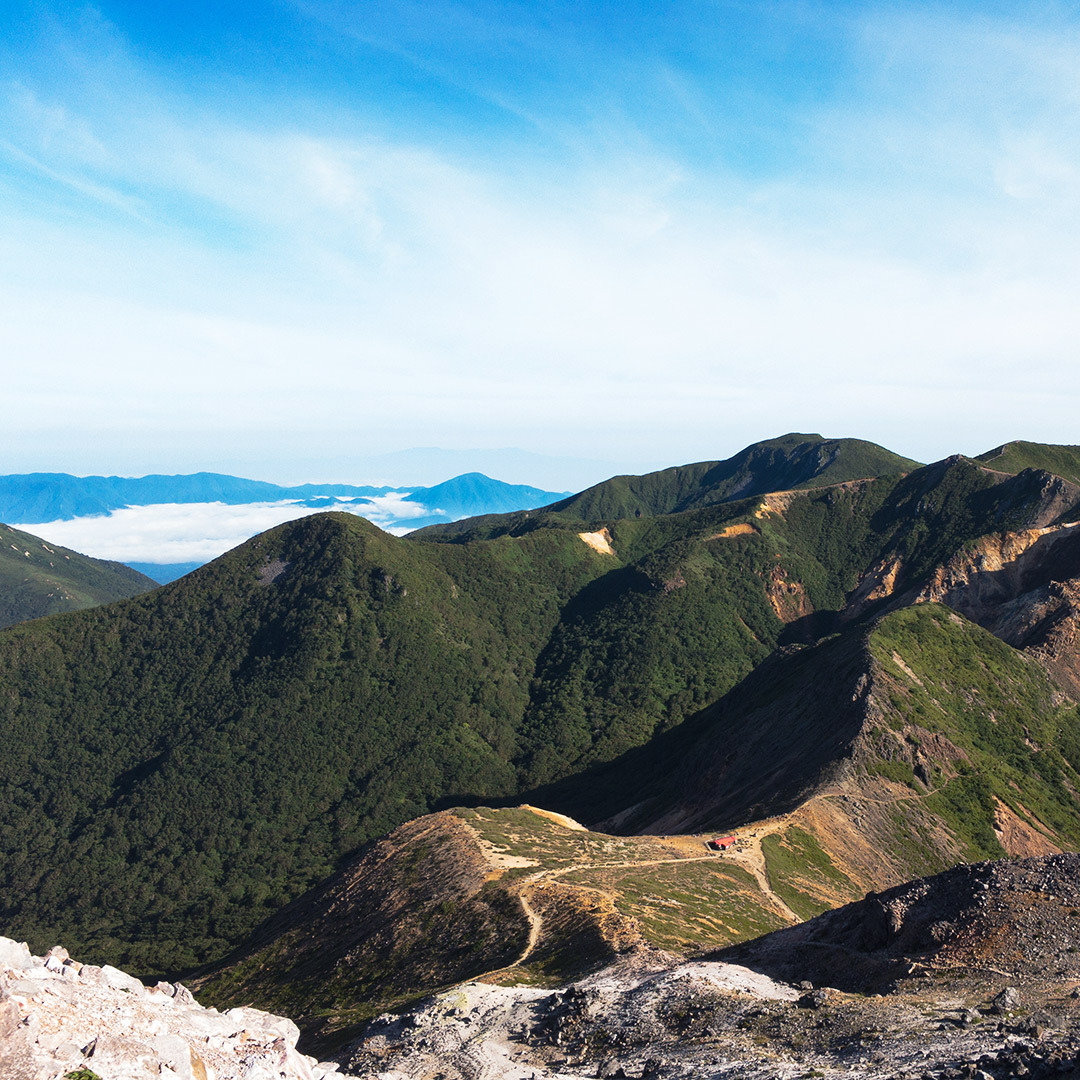 茶臼岳への道から峰の茶屋を望む