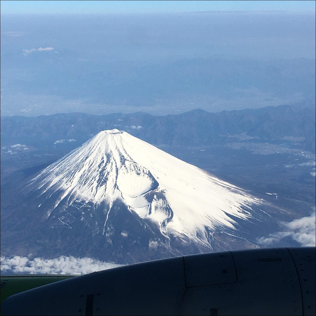 機内の窓から望む富士山
