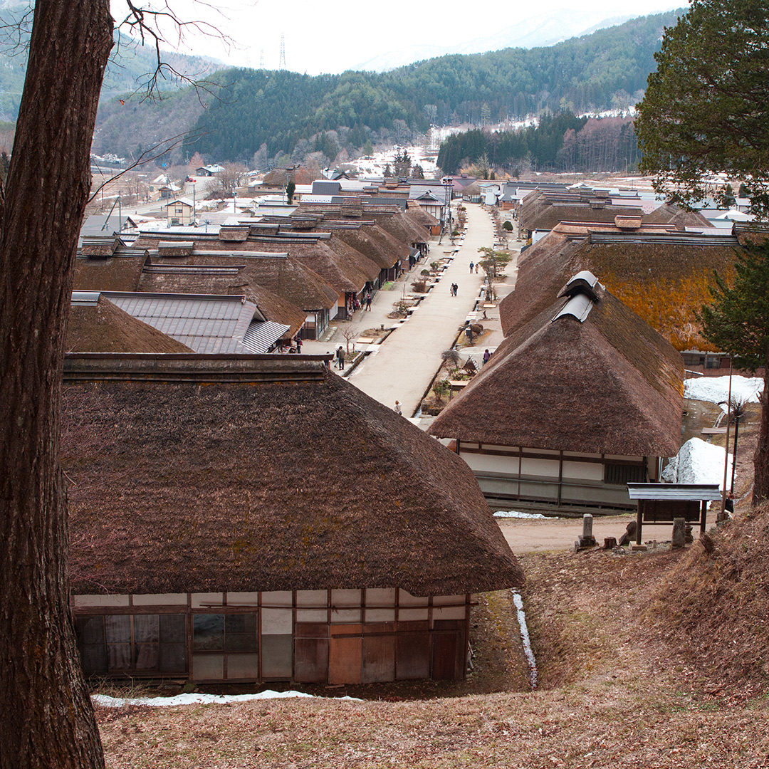 かやぶき屋根の宿場街