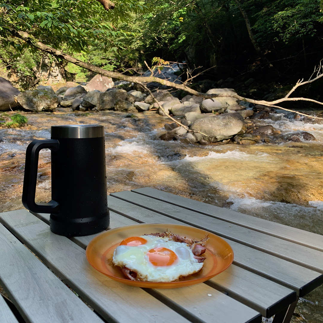 川辺で朝食