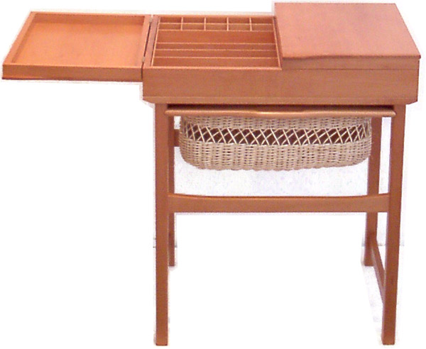 裁縫机の中は細かく仕切られており、様々な洋裁道具を納められます