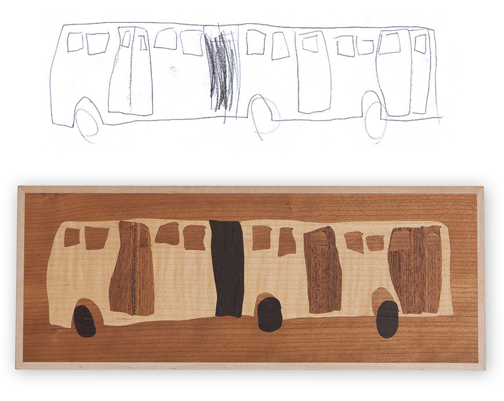 子供が描いたバスの絵と、木に埋め込んだパネル