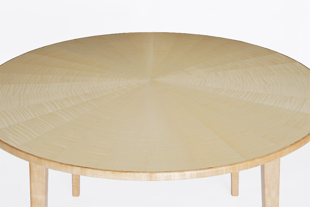 ホワイトシカモアの波打った縮み杢が最高に美しいラウンドテーブル